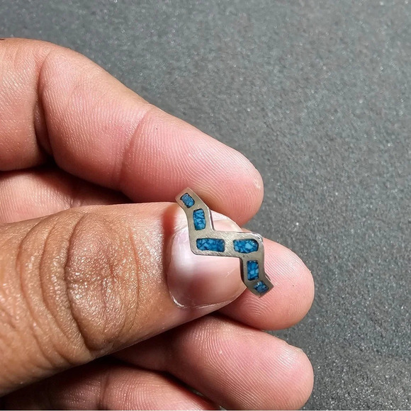 Sterling Silver And Turquoise Chip Inlaid Wavy Ring Size 8 - Picture 1 of 7